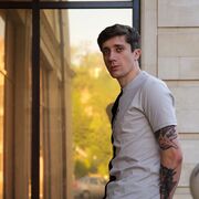  ,  Viktor, 32