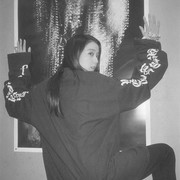  ,   Mia, 25 ,  