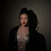  ,  Diana, 25