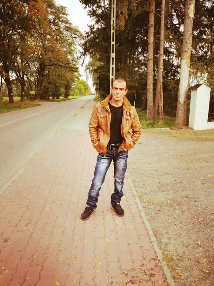  18727437  Paata, 47 ,    