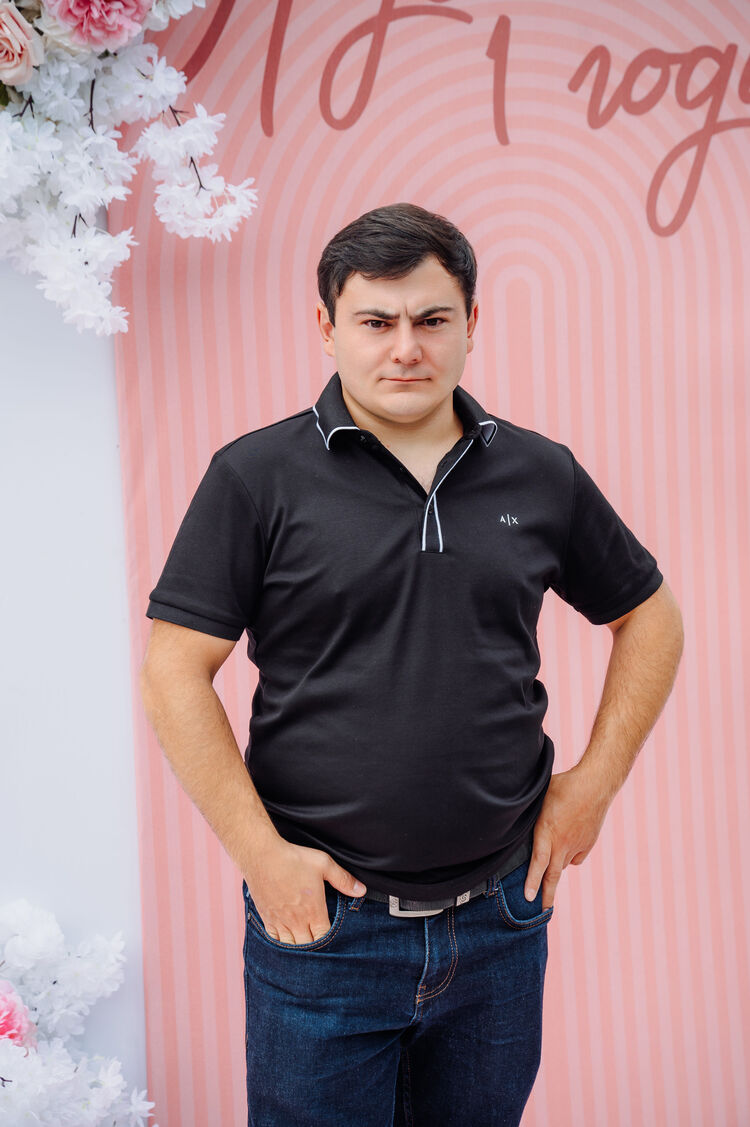  53161347  Gurgen, 31 ,    