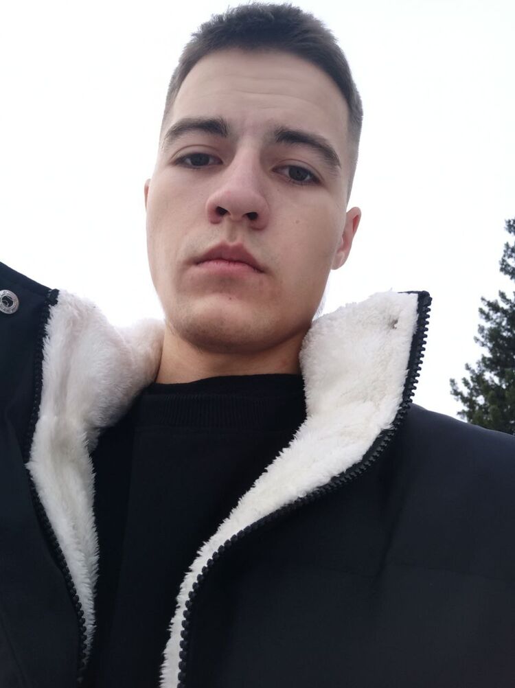  53325337  Denis, 21 ,    