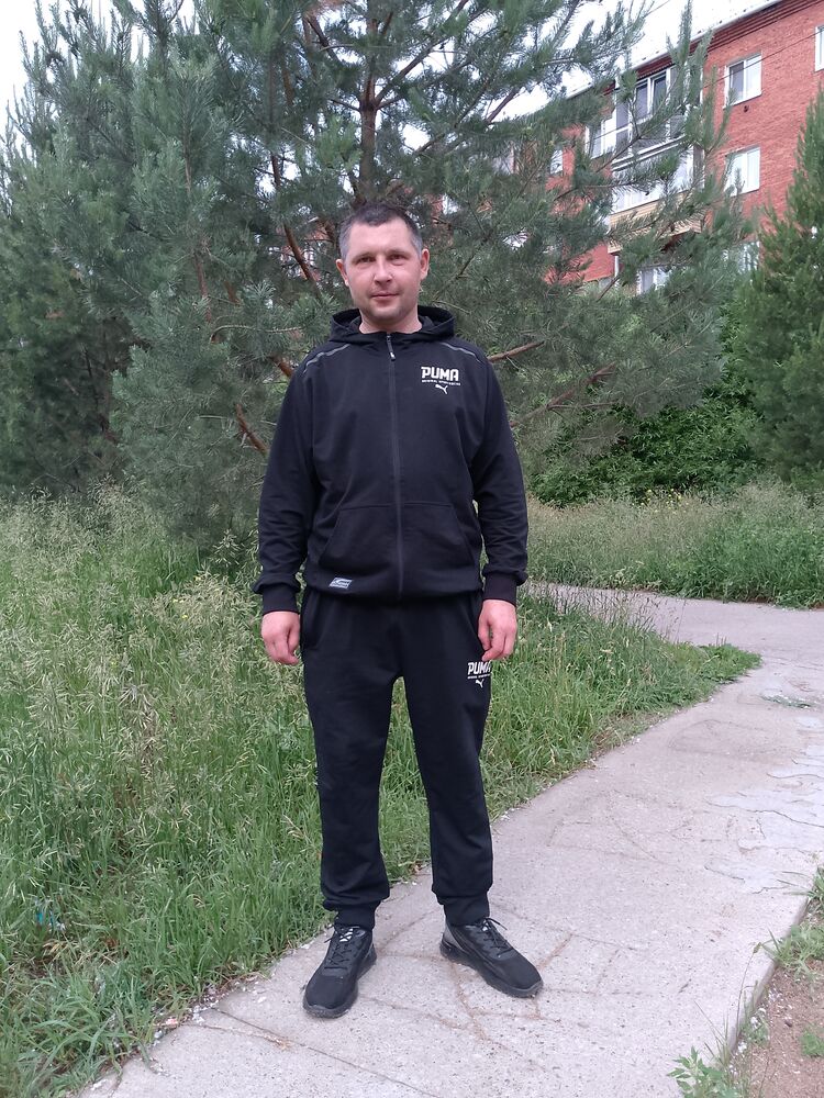  44447307  Viktor, 43 ,    