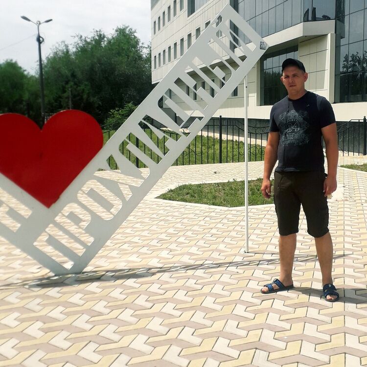  16568767  Viktor, 35 ,    