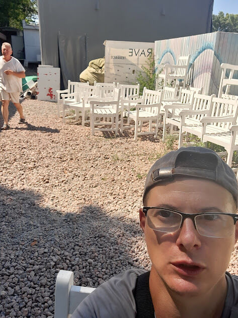  41365387  Andrej, 44 ,    