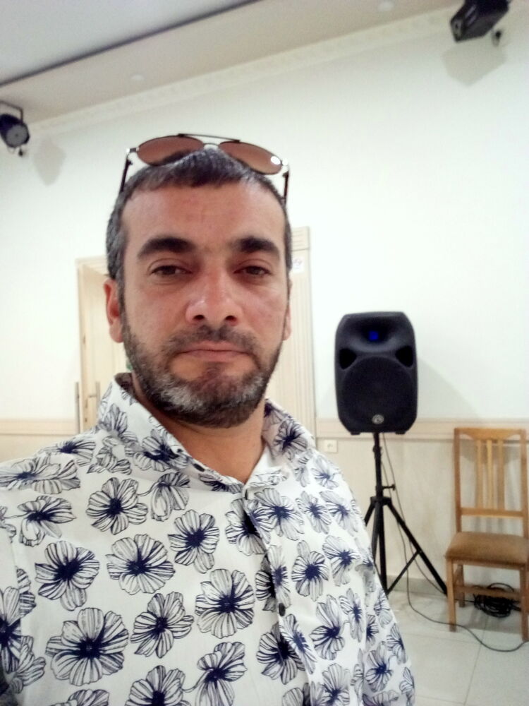  50634607  Hayk, 42 ,    