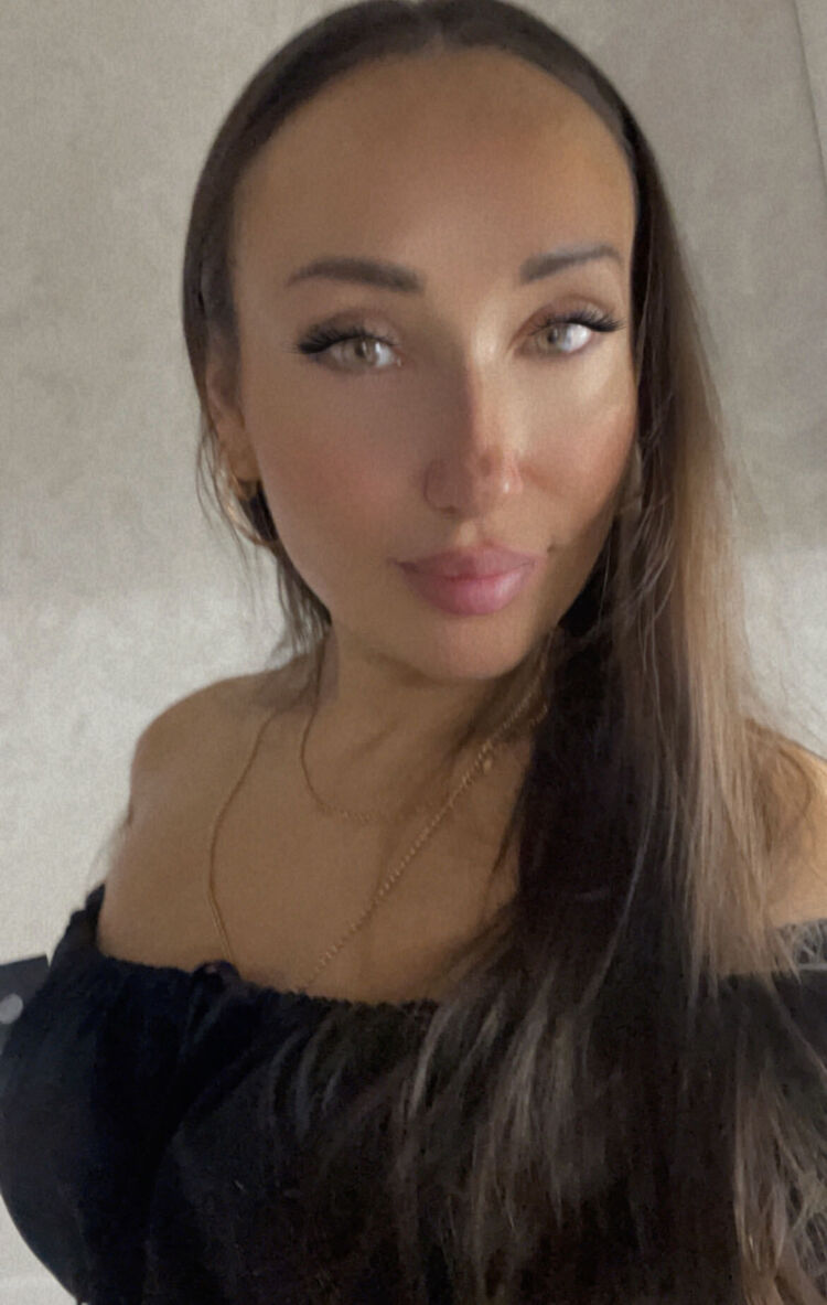  ,   Eva, 43 ,   ,   , c , 