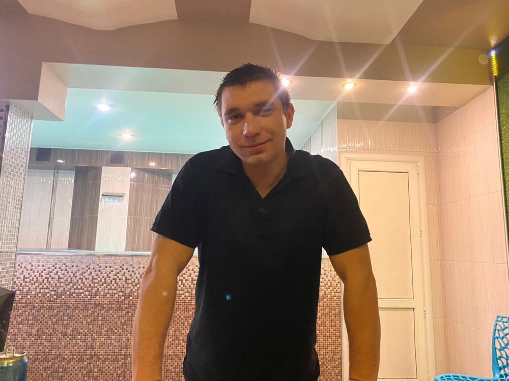  44272957  Viktor, 27 ,    