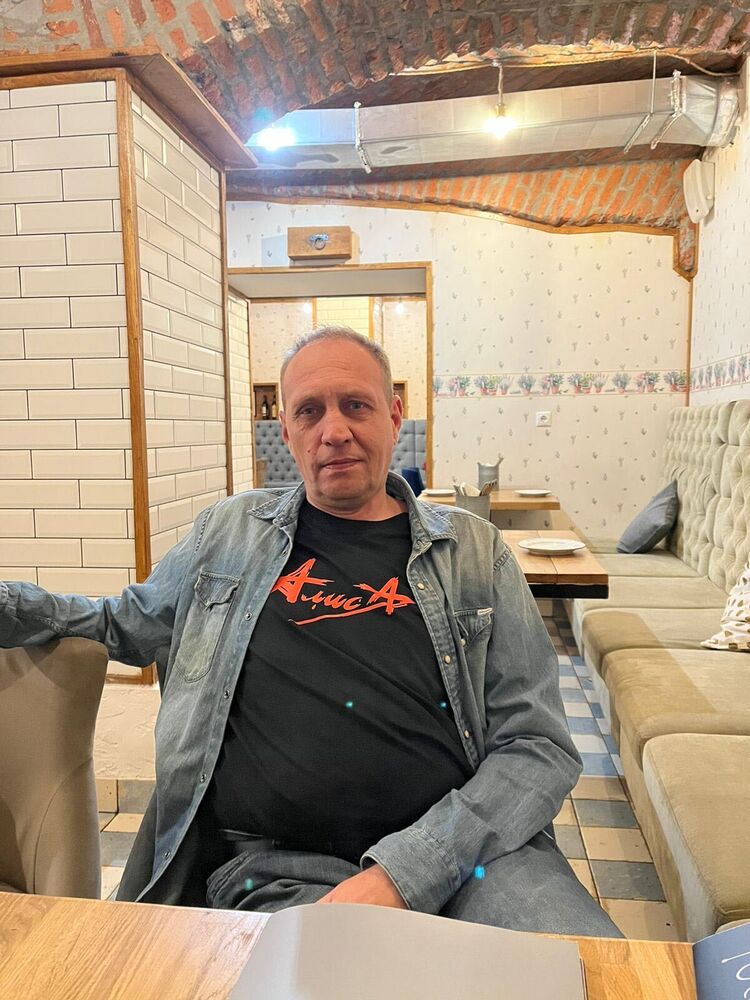  52510737  Konstantin, 49 ,    -