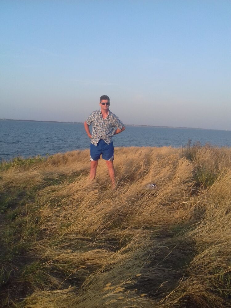  ,   Viktor, 49 ,   c 