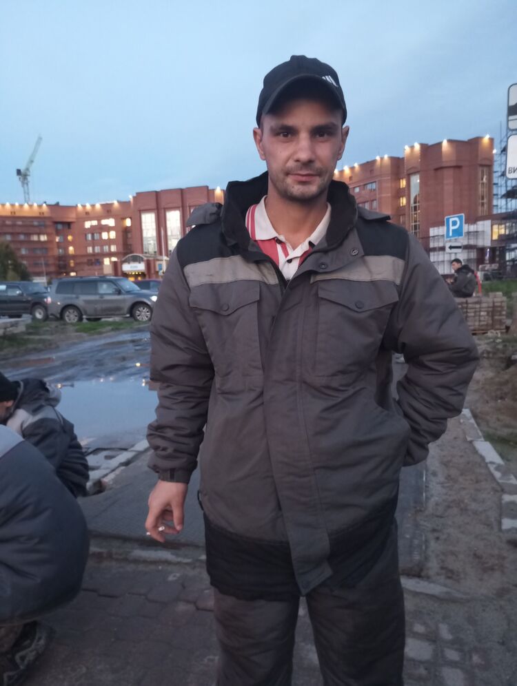  46486487  Denis, 31 ,    