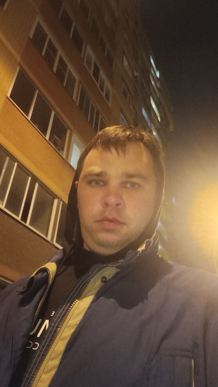  ,   Artyom, 32 ,   ,   