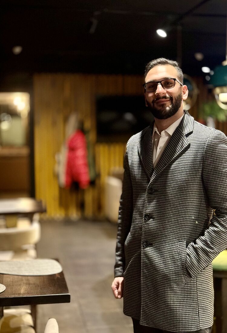  54449907  Malek, 24 ,    