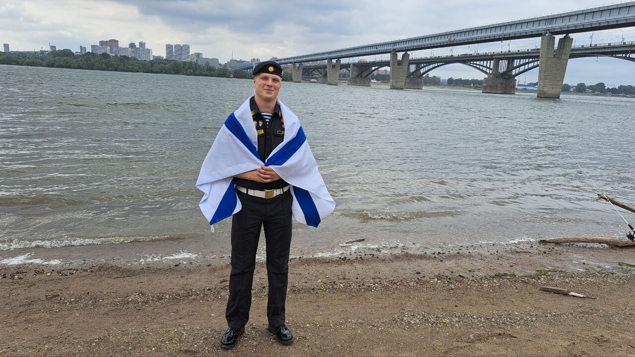  37284787  Alexander, 25 ,    