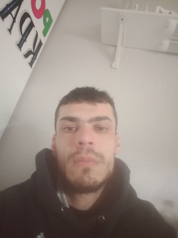  41504737  Robert, 28 ,    