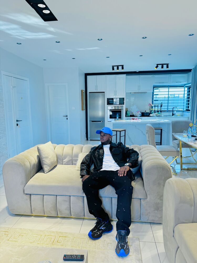  51926617  Drake, 27 ,    