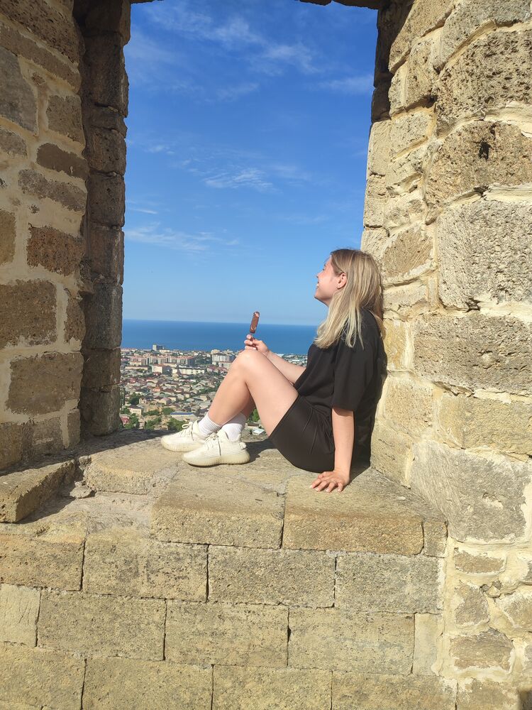  ,   Marina, 28 ,   c 