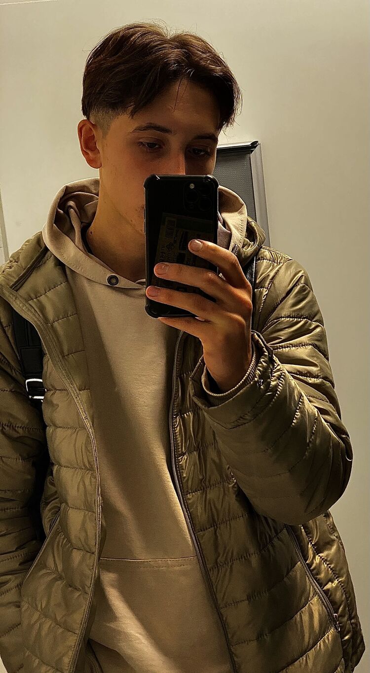  48798077  Daniel, 19 ,    