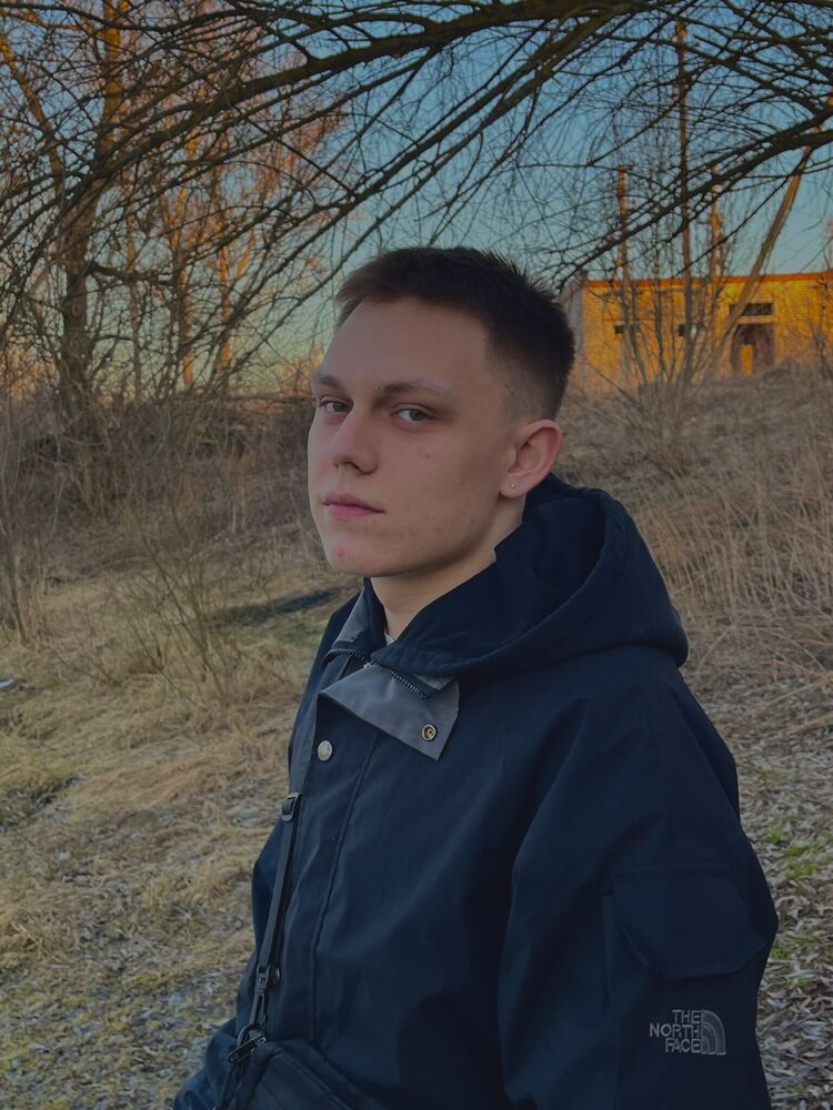  52408107  Roman, 19 ,    