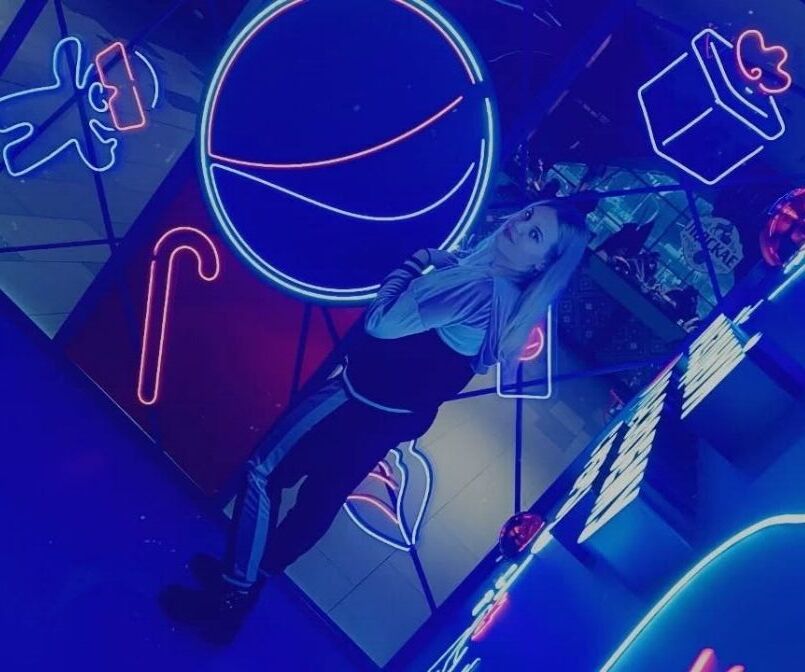  ,   Anastasia, 20 ,   c 