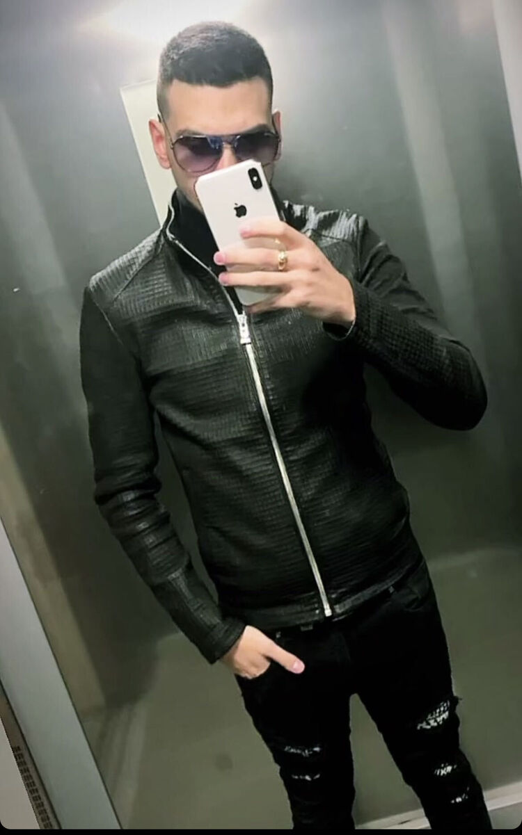  25774697  Anton, 23 ,    