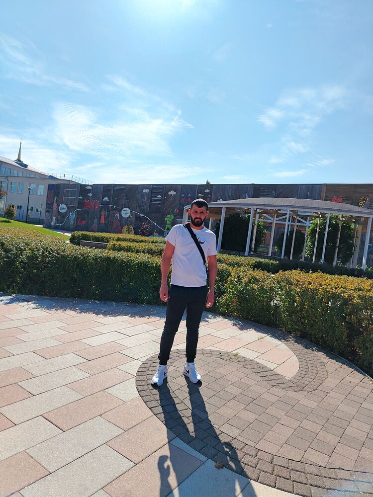  ,   Mustafo, 33 ,   ,   