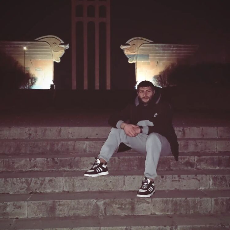  52404837  Artak, 27 ,    