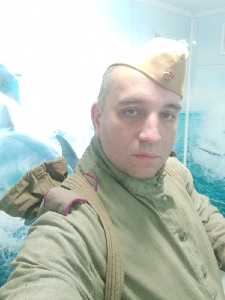  ,   Alex actor, 42 ,   ,   , c 