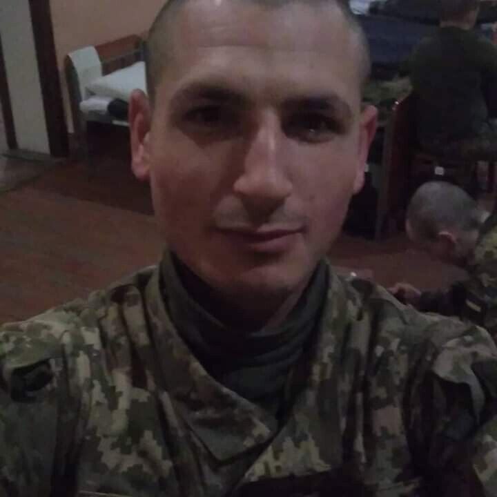  21895117  Viktor, 32 ,    