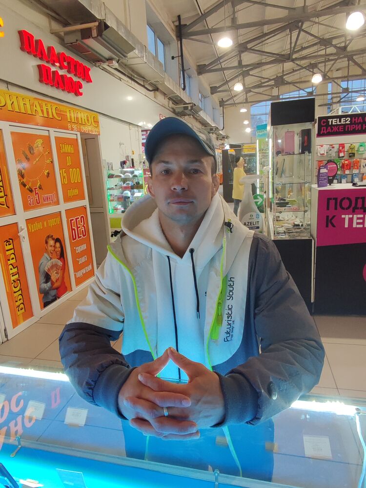  42423147  Eduard, 37 ,    