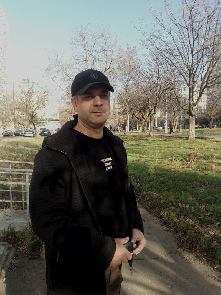  ,   Viktor, 46 ,   
