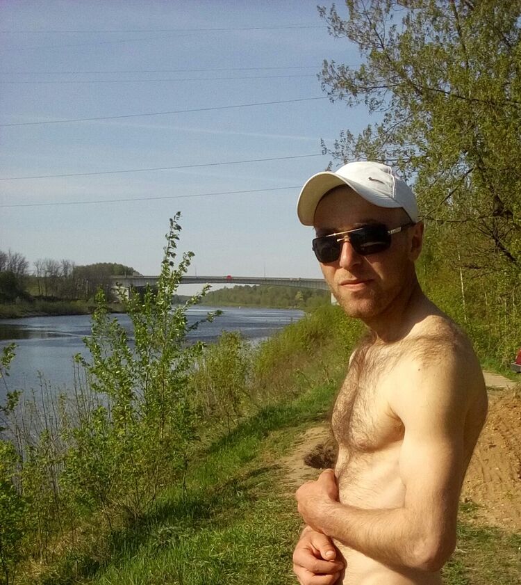  7540077  Artur, 32 ,    