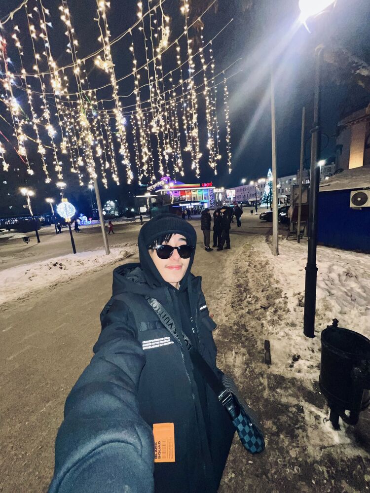  48996397  Adam, 19 ,    