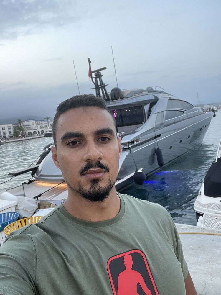  28900657  Ilyas, 34 ,    