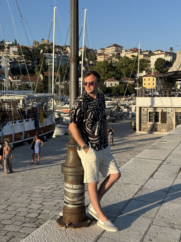  Herceg-Novi,   Maxim, 26 ,   ,   , 