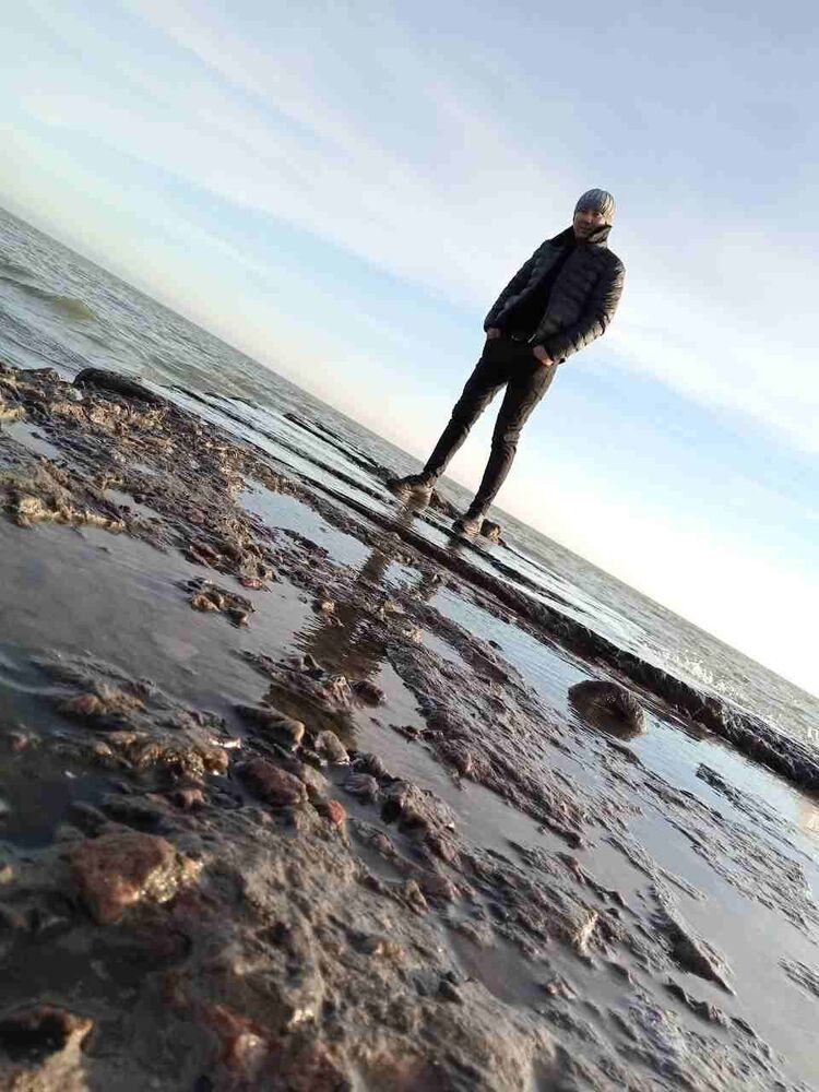  54571217  Iskandar, 35 ,    