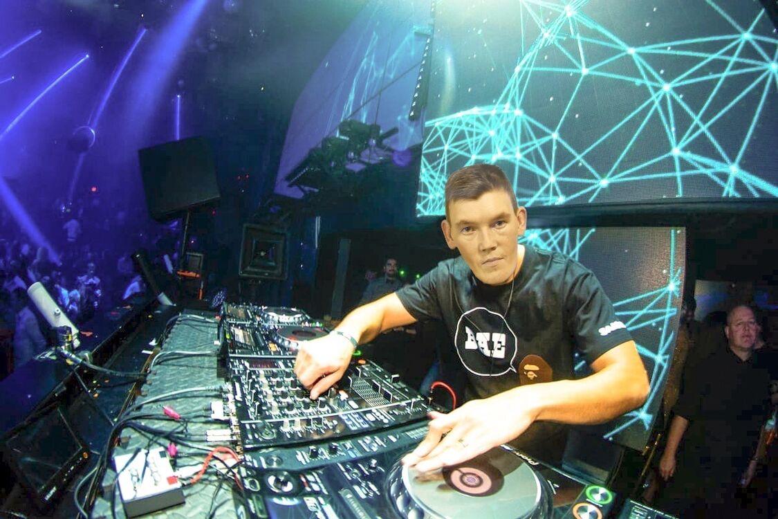  46186027  DJ , 41 ,    