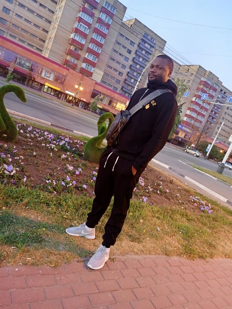  46926107  Pierre, 33 ,    