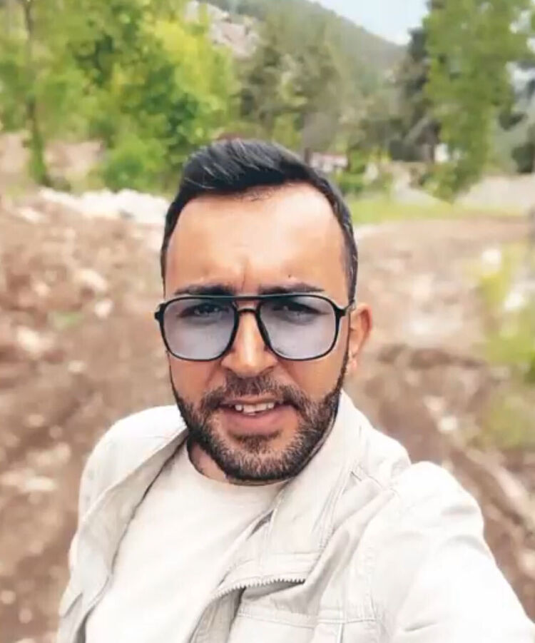  48234267  Emre, 34 ,    