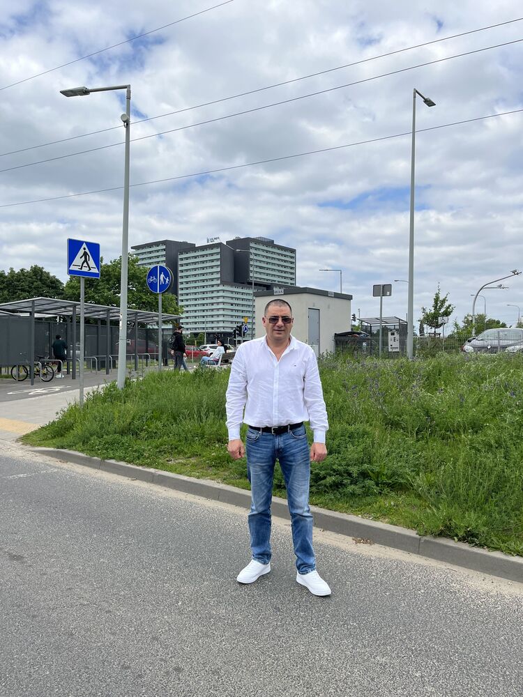  35083527  Hovik, 54 ,    
