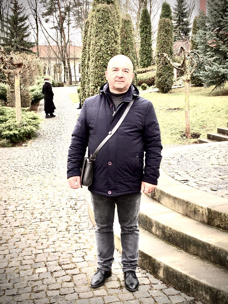  46737677  Petru, 52 ,    