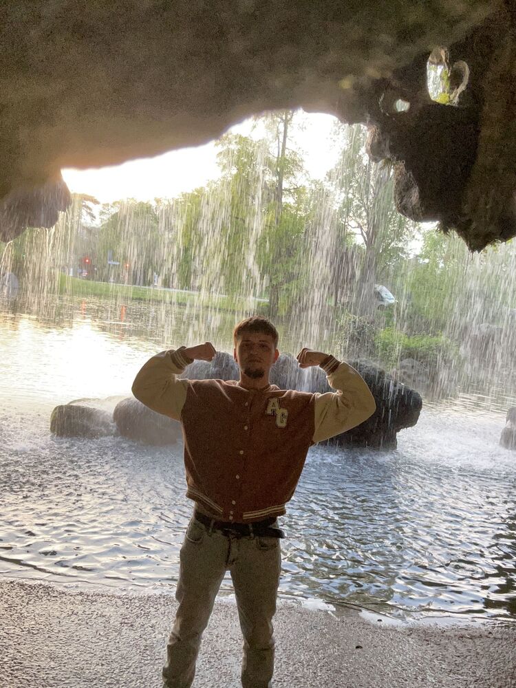  Roissy-en-France,   Damian, 18 ,   ,   , c 