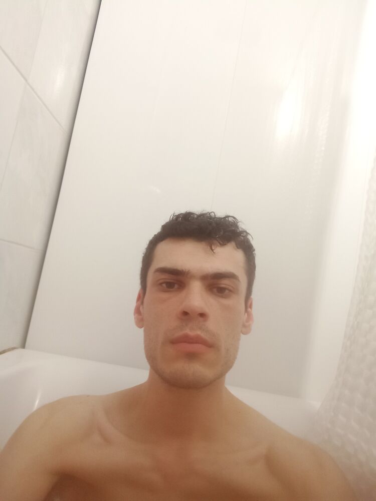  41953477  Robert, 29 ,    