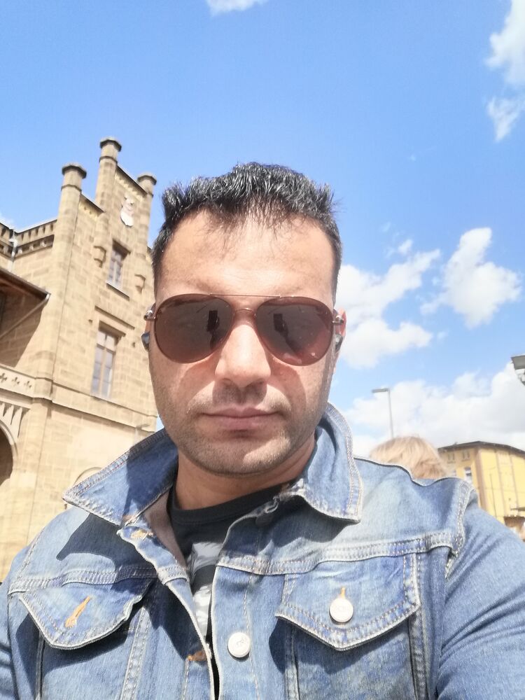  37106437  Emad, 32 ,    