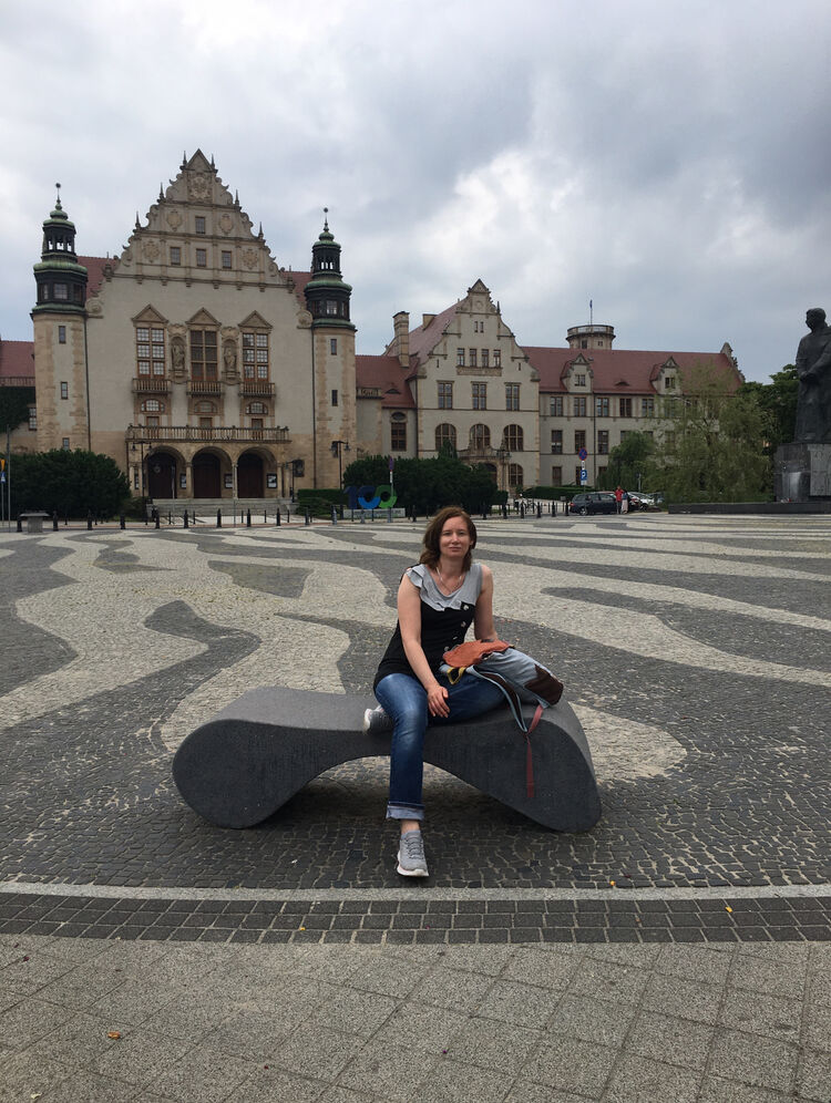  23521677  Lena, 44 ,    