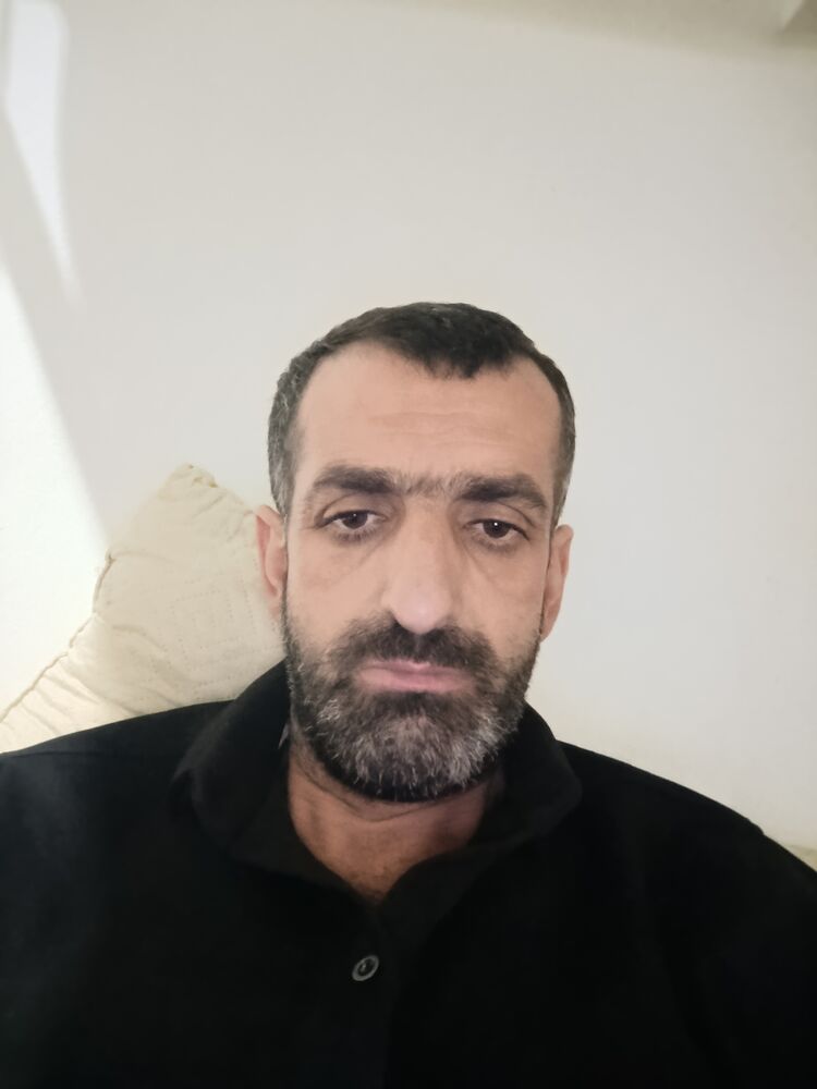 48663167  Yalcin, 42 ,    