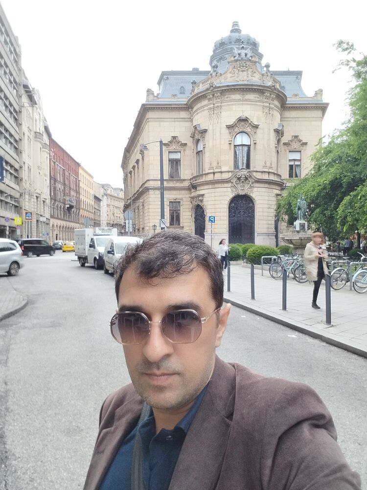  54686767  Zeynal, 40 ,    