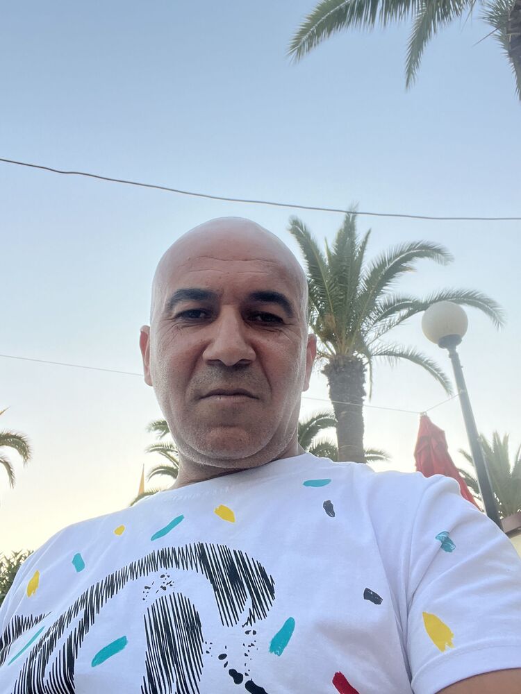  38292177  Houari, 48 ,    