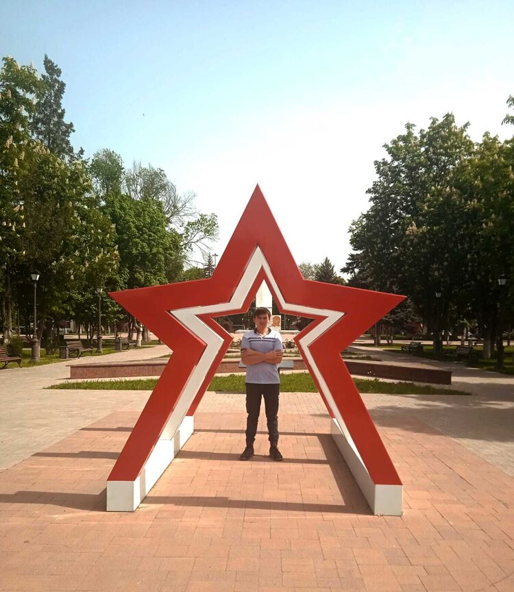  44351407  Alexander, 27 ,    