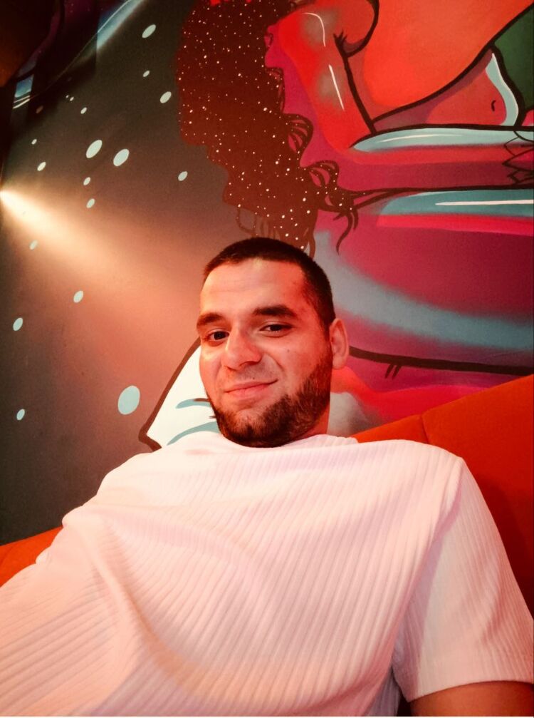  53346607  Maks, 28 ,    